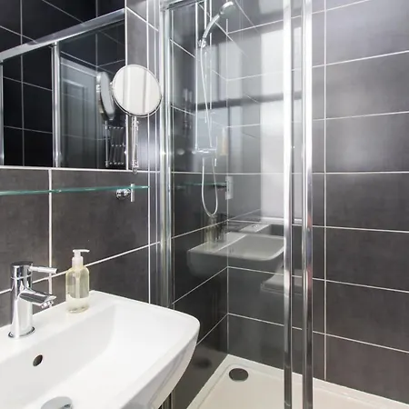 Lakeland House 4*