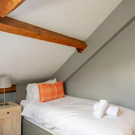 Lakeland House 4*