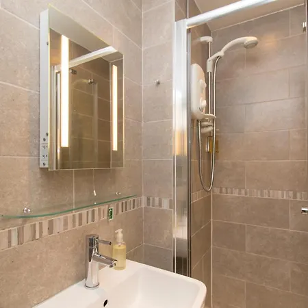 לינה וארוחת בוקר Lakeland House 4*