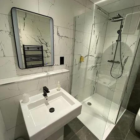 לינה וארוחת בוקר Lakeland House 4*