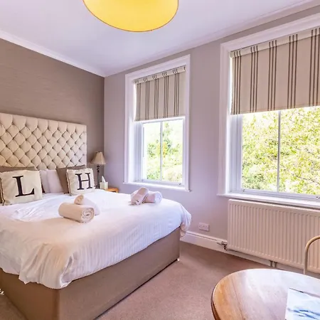 לינה וארוחת בוקר Lakeland House 4*