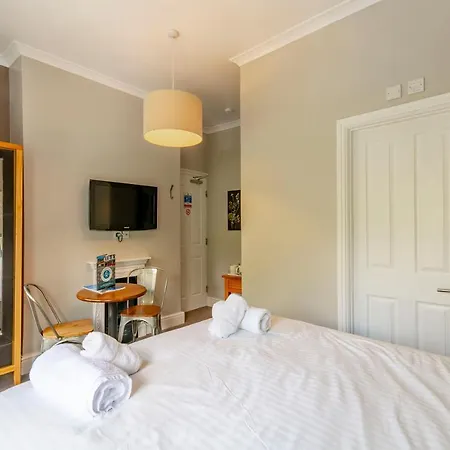 לינה וארוחת בוקר Lakeland House 4*