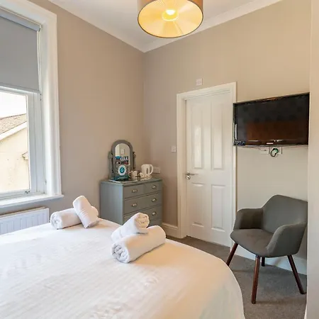 לינה וארוחת בוקר Lakeland House 4*