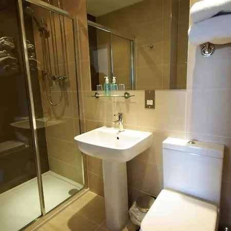 לינה וארוחת בוקר Lakeland House 4*